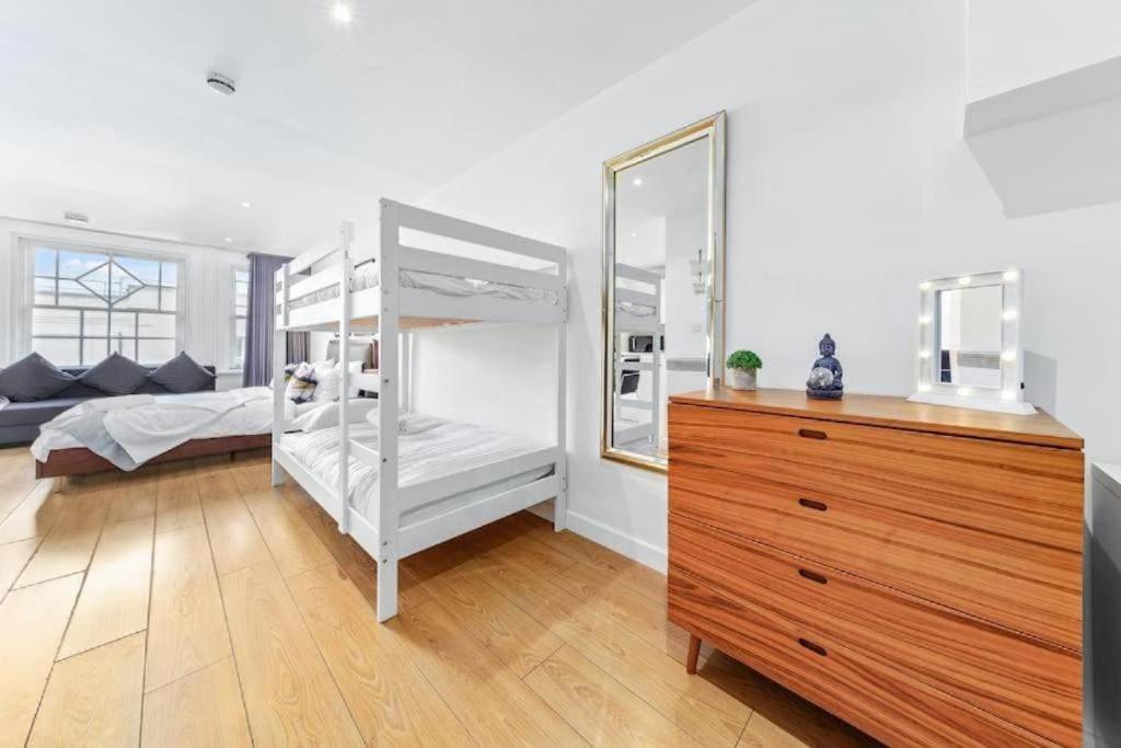 1 Bedroom Flat Piccadilly Sleep 7 In London Vr10 Buitenkant foto