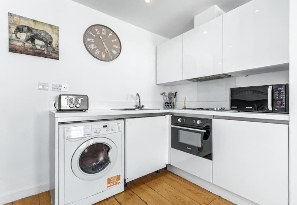 1 Bedroom Flat Piccadilly Sleep 7 In London Vr10 Buitenkant foto