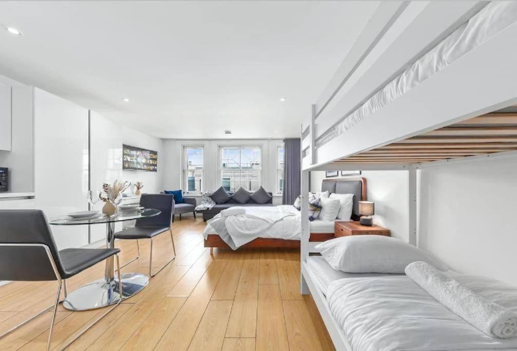 1 Bedroom Flat Piccadilly Sleep 7 In London Vr10 Buitenkant foto