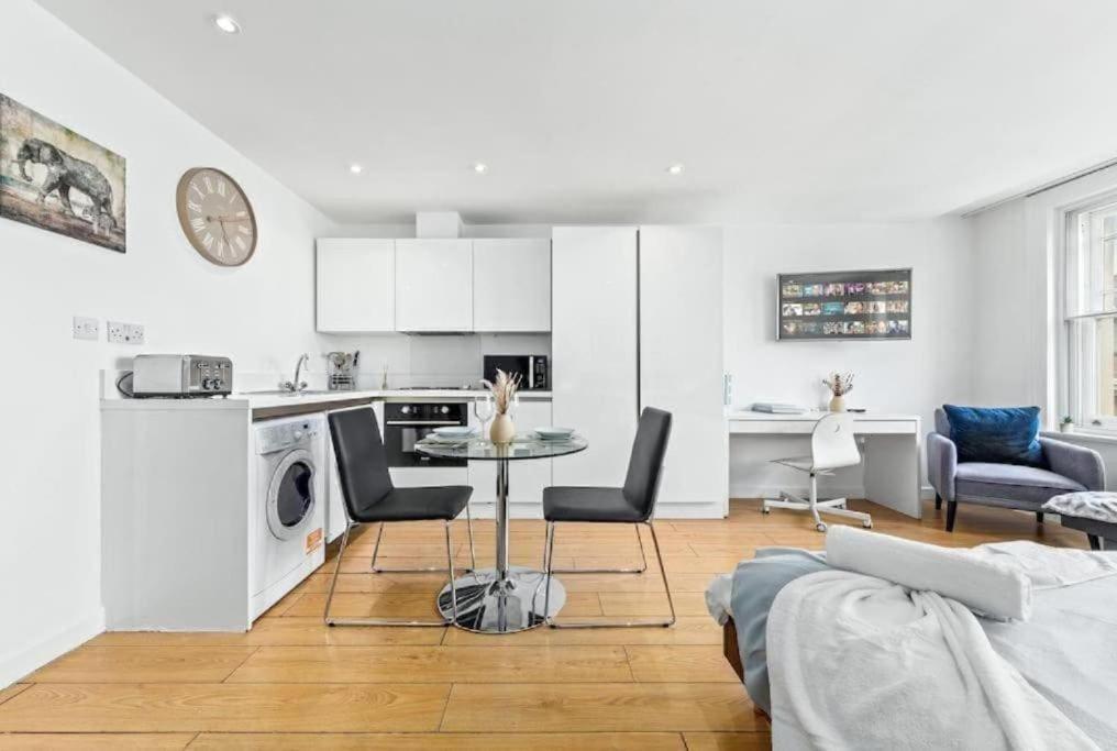 1 Bedroom Flat Piccadilly Sleep 7 In London Vr10 Buitenkant foto